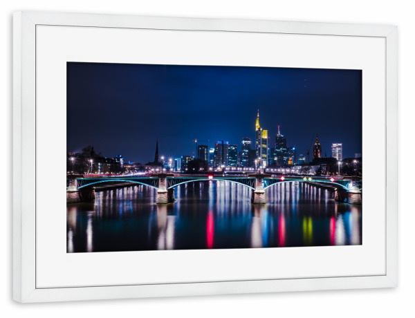 Poster mit Rahmen weiß "Frankfurt Skyline bei Nacht" artboxONE - Städte,Städte / Frankfurt