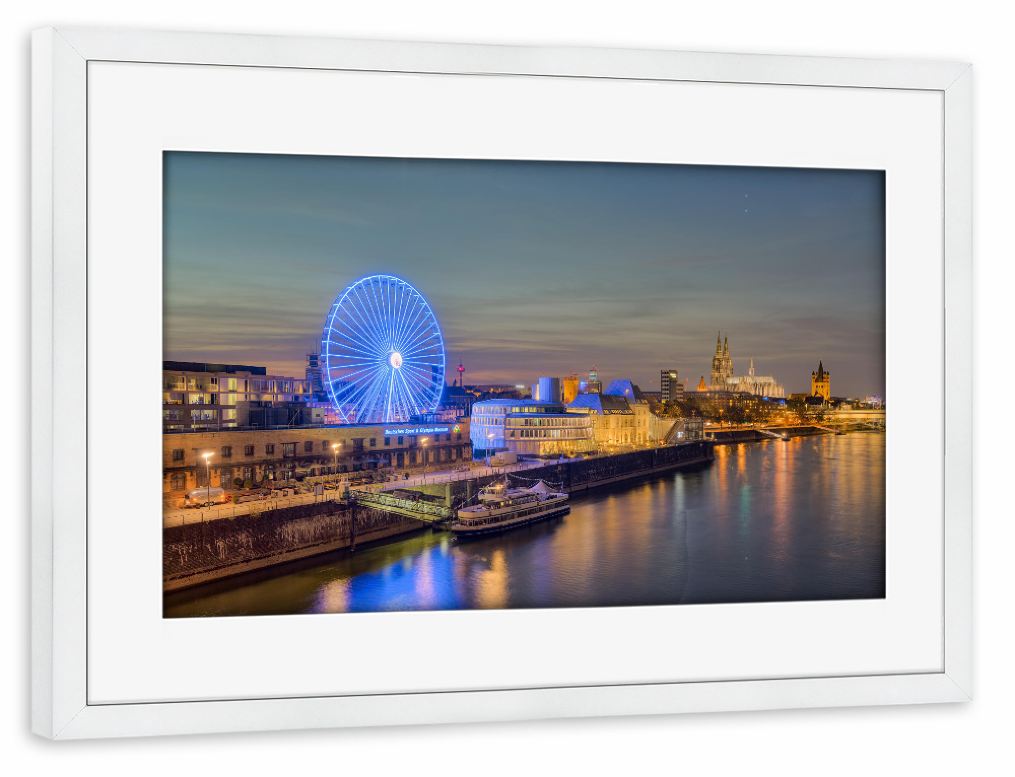 Poster mit Rahmen weiß "Kölner Skyline am späten Abend" artboxONE - Städte,Städte / Köln,Reise,Architektur