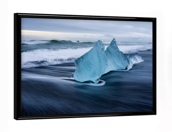 Poster mit schwarzem Rahmen "Green ice block at Jökulsárlón" artboxONE - Natur,Reise