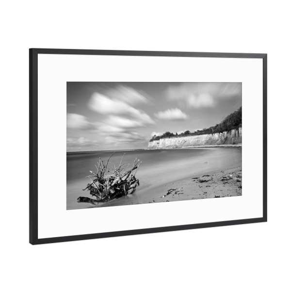 Poster mit Rahmen Schwarz (Metallic) "Wurzel am Strand" artboxONE - Natur,Schwarzweiß,Reise / Strand und Meer