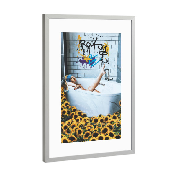 Poster mit Rahmen Silber "Girl at home" artboxONE - Floral,Menschen,Musik