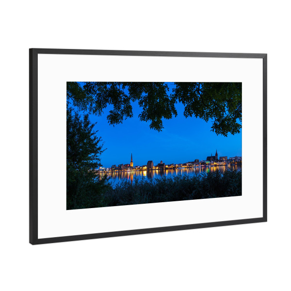 Poster mit Rahmen Schwarz (Metallic) "Rostock zur Blauen Stunde" artboxONE - Natur,Reise,Architektur,Städte / Weitere