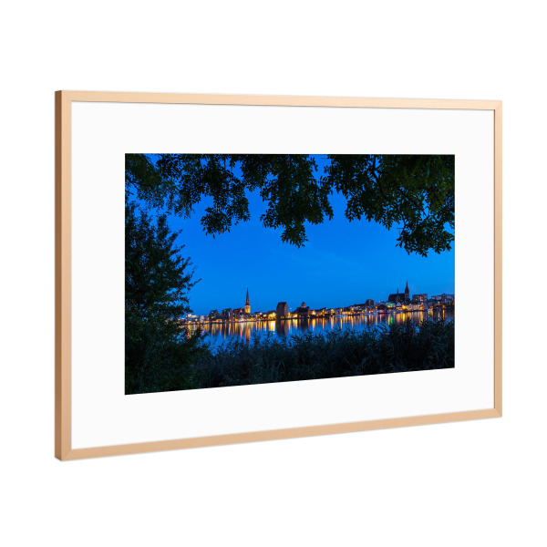 Poster mit Rahmen Kupfer "Rostock zur Blauen Stunde" artboxONE - Natur,Reise,Architektur,Städte / Weitere