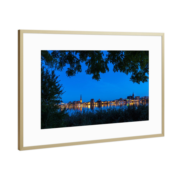 Poster mit Rahmen Gold "Rostock zur Blauen Stunde" artboxONE - Natur,Reise,Architektur,Städte / Weitere