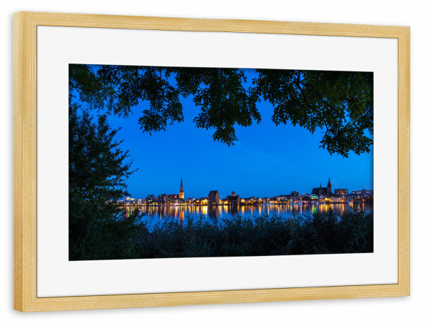 Poster mit Rahmen kiefer "Rostock zur Blauen Stunde" artboxONE - Natur,Reise,Architektur,Städte / Weitere