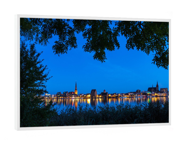 Poster mit weißem Rahmen "Rostock zur Blauen Stunde" artboxONE - Natur,Reise,Architektur,Städte / Weitere