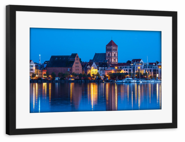 Poster mit Rahmen schwarz "Stadthafen und Nikolaikirche" artboxONE - Städte,Natur,Architektur,Städte / Weitere