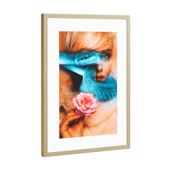 Poster mit Rahmen Gold "Blue viper woman" artboxONE - Natur,Tiere,Menschen