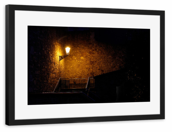 Poster mit Rahmen schwarz "Laterne in der Nacht" artboxONE - Architektur - Laterne,Nacht,Stimmungsvoll,Dunkel,Licht,Light,Architektur,Architecture