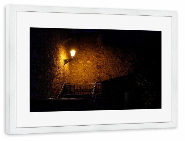 Poster mit Rahmen weiß "Laterne in der Nacht" artboxONE - Architektur - Laterne,Nacht,Stimmungsvoll,Dunkel,Licht,Light,Architektur,Architecture