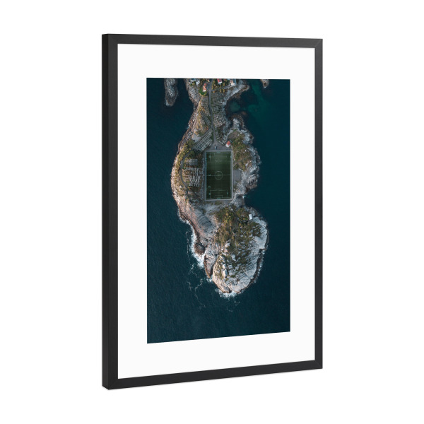 Poster mit Rahmen Schwarz (Metallic) "Henningsvær Fußballfeld von oben" artboxONE - Natur,Reise,Sport,Reise / Länder,Sport / Fußball