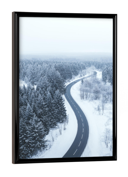 Poster mit schwarzem Rahmen "Verschneite Straße im Harz" artboxONE - Natur,Reise,Weihnachten