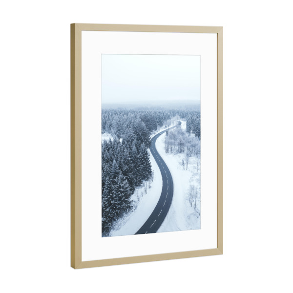 Poster mit Rahmen Gold "Verschneite Straße im Harz" artboxONE - Natur,Reise,Weihnachten