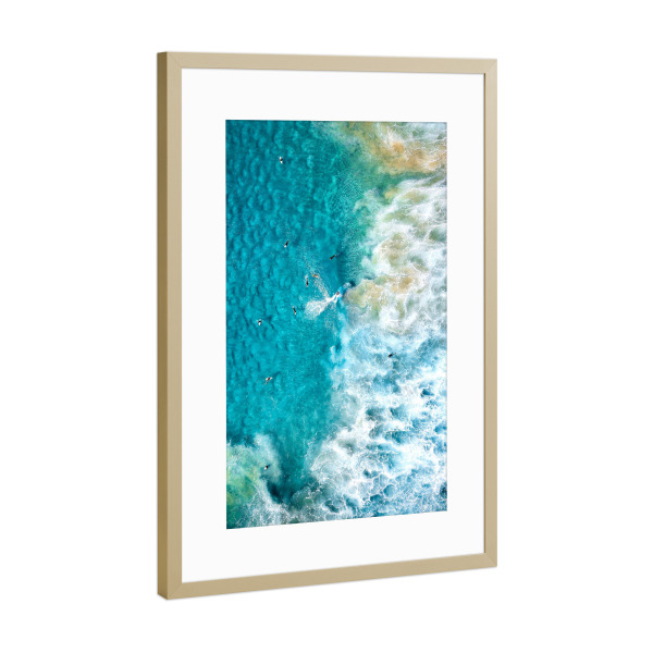 Poster mit Rahmen Gold "Gruppe von Surfern im Meer" artboxONE - Natur,Reise / Strand und Meer