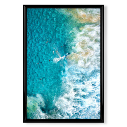 Gruppe von Surfern im Meer