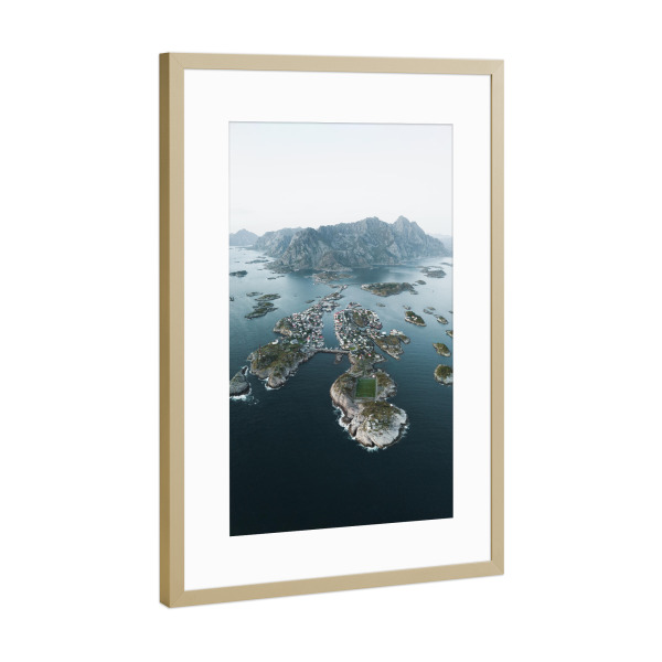 Poster mit Rahmen Gold "Henningsvaer Fußballfeld" artboxONE - Natur,Reise,Reise / Länder