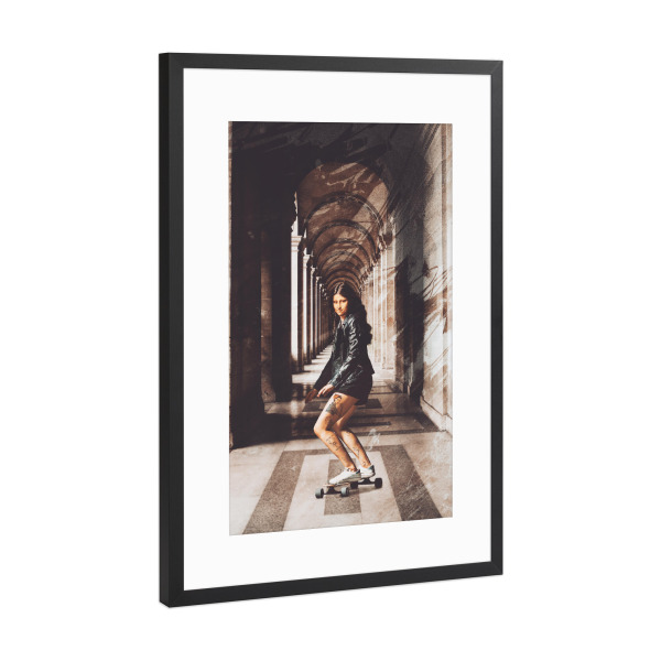 Poster mit Rahmen Schwarz (Metallic) "Mona Lisa riding on her longboard" artboxONE - Menschen,Sport,Sport / Motivation