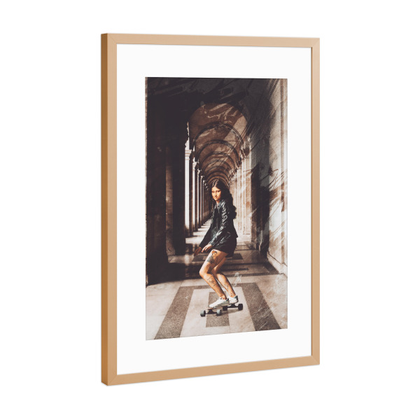 Poster mit Rahmen Kupfer "Mona Lisa riding on her longboard" artboxONE - Menschen,Sport,Sport / Motivation