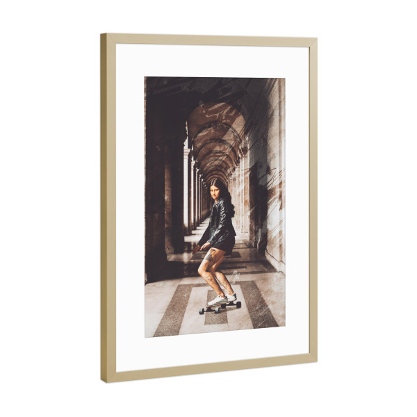 Poster mit Rahmen Gold "Mona Lisa riding on her longboard" artboxONE - Menschen,Sport,Sport / Motivation