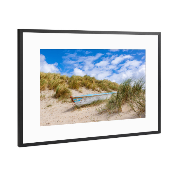 Poster mit Rahmen Schwarz (Metallic) "Boot in den Dünen" artboxONE - Natur,Reise,Reise / Strand und Meer