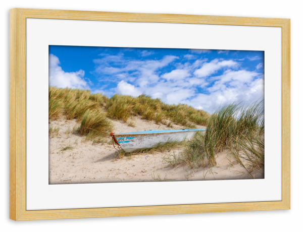 Poster mit Rahmen kiefer "Boot in den Dünen" artboxONE - Natur,Reise,Reise / Strand und Meer