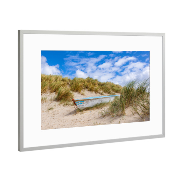 Poster mit Rahmen Silber "Boot in den Dünen" artboxONE - Natur,Reise,Reise / Strand und Meer