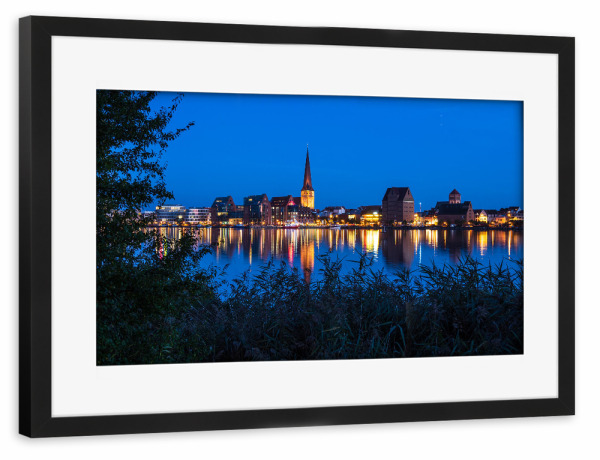 Poster mit Rahmen schwarz "Petrikirche zur Blauen Stunde" artboxONE - Natur,Reise,Architektur,Städte / Weitere