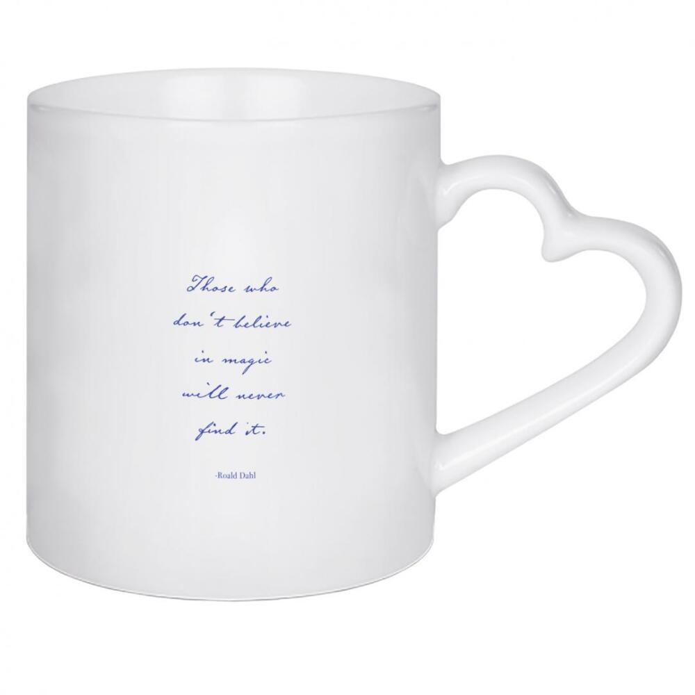 Herztasse "Believe in magic" artboxONE - Typografie,Menschen,Fiktion - Typografie,Magie,Zitat,Handlettering,Minimalistisch,Glaube,Vertrauen