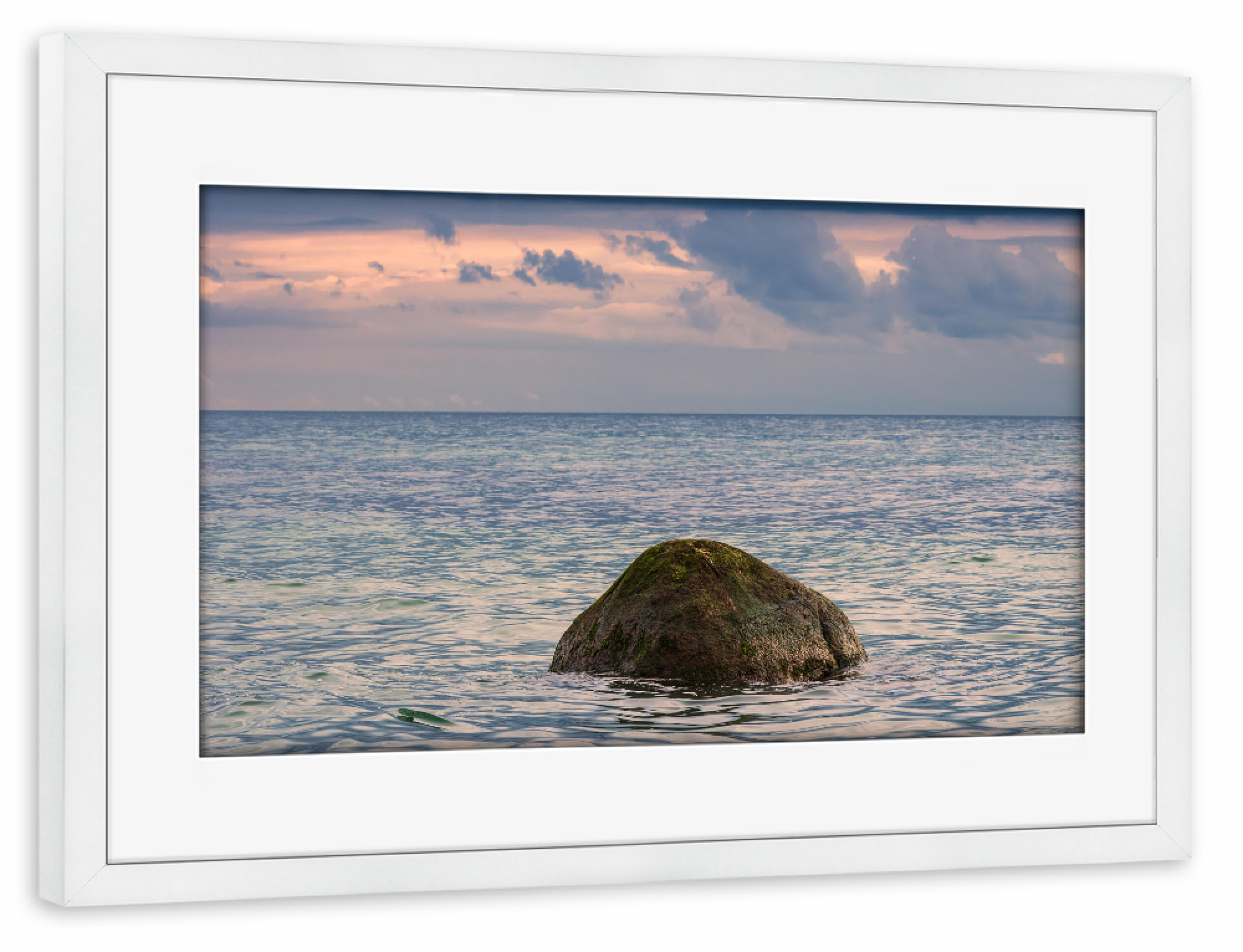 Poster mit Rahmen weiß "Findling an der Ostseeküste" artboxONE - Natur,Reise,Reise / Strand und Meer