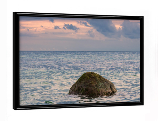 Poster mit schwarzem Rahmen "Findling an der Ostseeküste" artboxONE - Natur,Reise,Reise / Strand und Meer