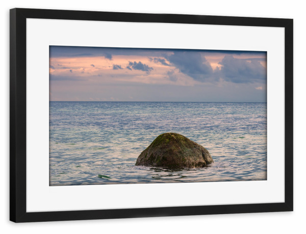 Poster mit Rahmen schwarz "Findling an der Ostseeküste" artboxONE - Natur,Reise,Reise / Strand und Meer
