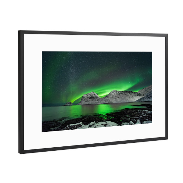Poster mit Rahmen Schwarz (Metallic) "Polarlicht an der Küste" artboxONE - Natur,Reise / Strand und Meer,Galaxy
