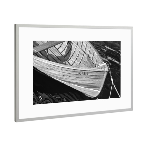 Poster mit Rahmen Silber "Holzboot" artboxONE - Schwarzweiß - Wasser,Holz,See,Tau,Reise,Holzbbot,Ruderboot,Boot,Boat,Travel,Schwarzweiß,Blackandwhite
