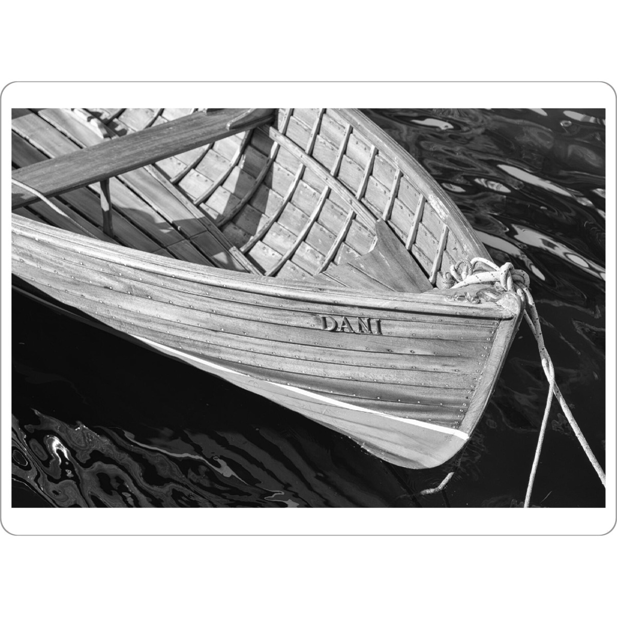 Tischset "Holzboot" artboxONE - Schwarzweiß - Wasser,Holz,See,Tau,Reise,Holzbbot,Ruderboot,Boot,Boat,Travel,Schwarzweiß,Blackandwhite - Bild wasser