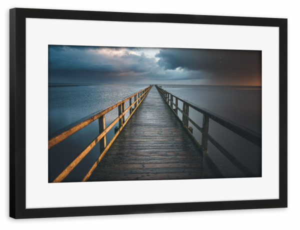 Poster mit Rahmen schwarz "Brücke in den Sturm" artboxONE - Reise / Strand und Meer