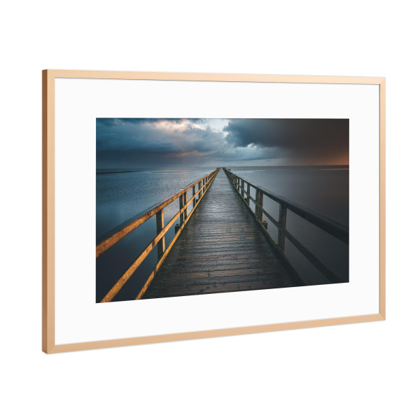 Poster mit Rahmen Kupfer "Brücke in den Sturm" artboxONE - Reise / Strand und Meer