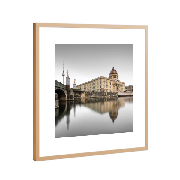 Poster mit Rahmen Kupfer "Neues Stadtschloss | Berlin" artboxONE - Städte / Berlin,Reise,Architektur,Reise / Länder