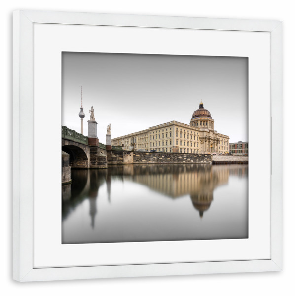 Poster mit Rahmen weiß "Neues Stadtschloss | Berlin" artboxONE - Städte / Berlin,Reise,Architektur,Reise / Länder
