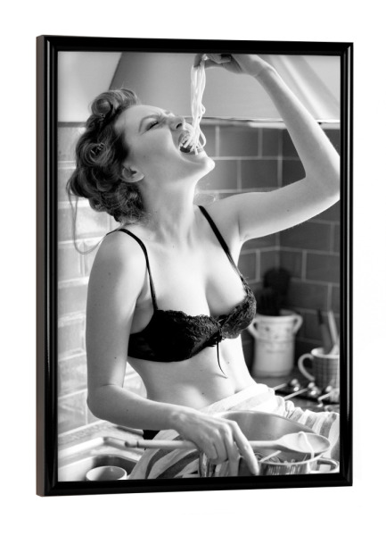 Poster mit schwarzem Rahmen "Spaghetti Lover" artboxONE - Essen & Trinken,Menschen,Schwarzweiß