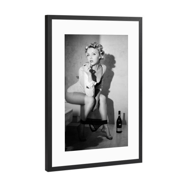 Poster mit Rahmen Schwarz (Metallic) "Smoking Lady" artboxONE - Menschen,Schwarzweiß