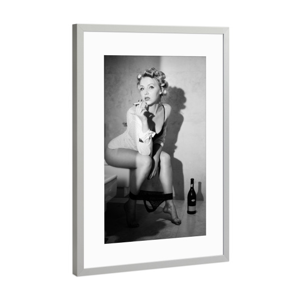 Poster mit Rahmen Silber "Smoking Lady" artboxONE - Menschen,Schwarzweiß