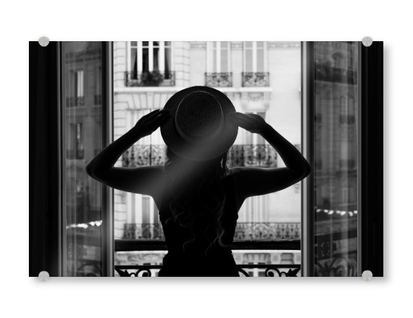 Acrylglasbild "Girl in the window" artboxONE - Städte,Reise,Menschen,Architektur,Städte / Paris