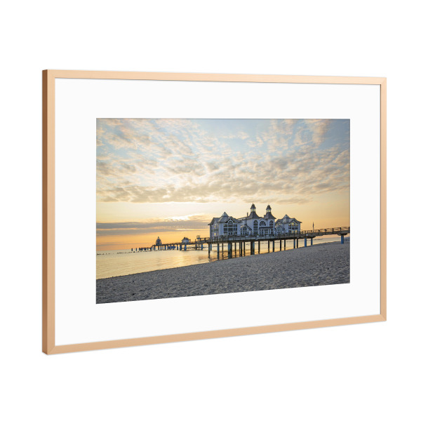 Poster mit Rahmen Kupfer "Morgenidylle Seebrücke Sellin" artboxONE - Reise,Architektur,Reise / Strand und Meer