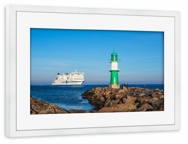 Poster mit Rahmen weiß "Mole und Fähre" artboxONE - Natur,Reise,Architektur,Reise / Strand und Meer