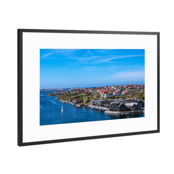 Poster mit Rahmen Schwarz (Metallic) "Segelboot vor Smögen" artboxONE - Natur,Reise,Architektur,Reise / Strand und Meer,Reise / Länder