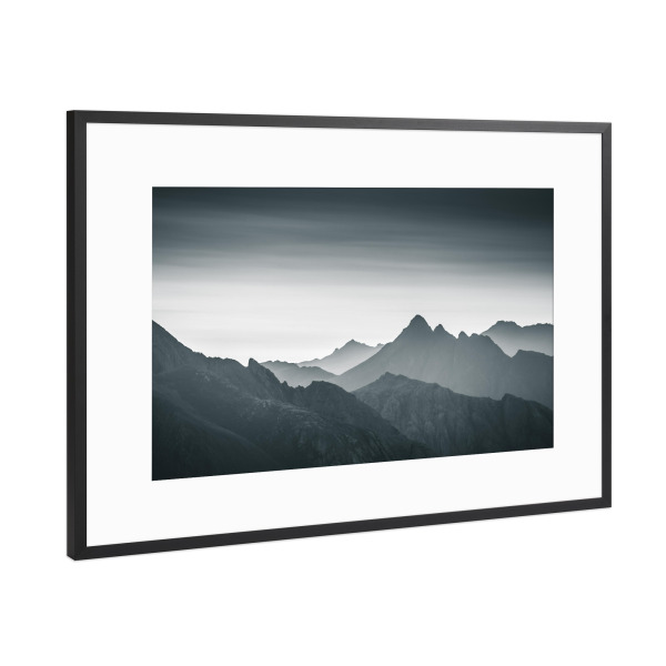 Poster mit Rahmen Schwarz (Metallic) "Bergspitzen" artboxONE - Natur,Schwarzweiß