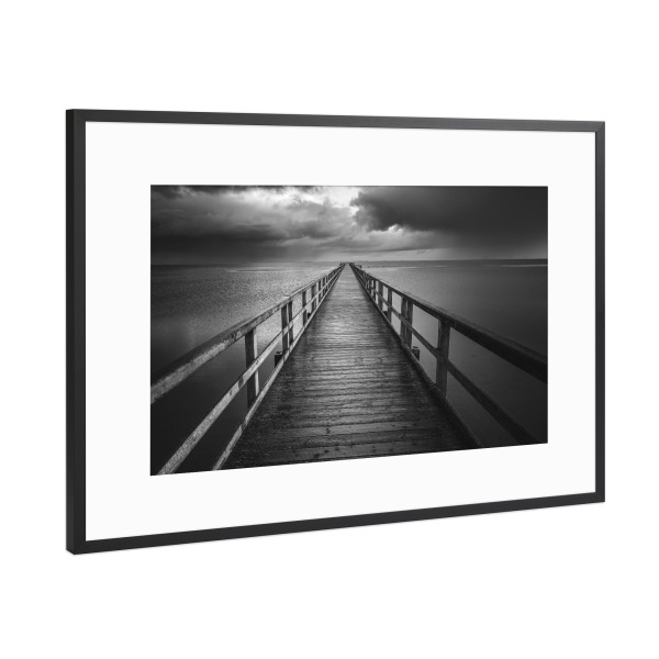 Poster mit Rahmen Schwarz (Metallic) "Wattbrücke" artboxONE - Natur,Schwarzweiß,Reise / Strand und Meer