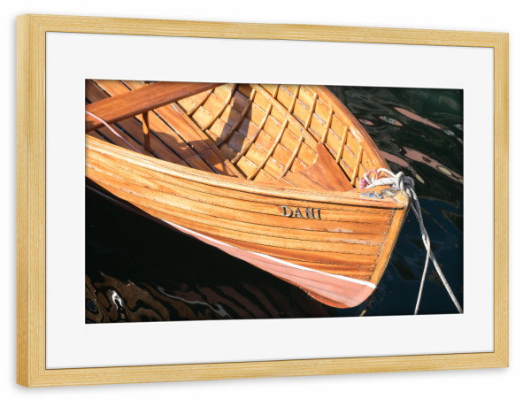 Poster mit Rahmen kiefer "Holzboot in Farbe" artboxONE - Reise - See,Tau,Holz,Holzboot,Ruderboot,Reise,Boat,Water,Wasser,Wood,Swim,Lake