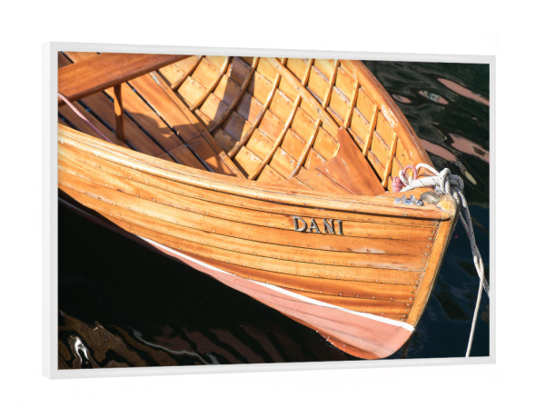 Poster mit weißem Rahmen "Holzboot in Farbe" artboxONE - Reise - See,Tau,Holz,Holzboot,Ruderboot,Reise,Boat,Water,Wasser,Wood,Swim,Lake