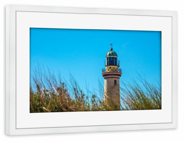 Poster mit Rahmen weiß "Leuchtturm mit Düne" artboxONE - Natur,Reise,Architektur